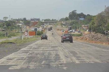 Trecho da RS-118 que passa por Gravataí tem obras de duplicação em ritmo lento. Frente de trabalho que mais evoluiu depois que o governador Eduardo Leite anunciou R$ 131 milhões para o serviço está em Sapucaia do Sul.