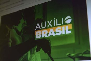 Subsídio é pago por meio da Caixa Econômica Federal e contempla famílias inscritas no Cadastro Único, com renda per capita de até 606