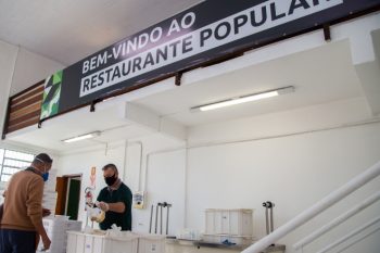 População de rua, ou cadastrados nos CRAS podem almoçar no espaço que foi reaberto após dois anos fechado. Foto: Gustavo Garbino/EComPMC