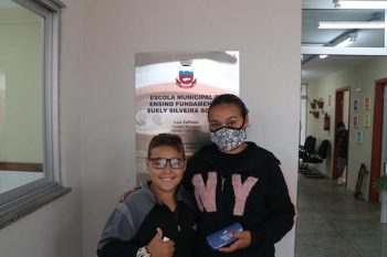 Objeto foi entregue ao garoto nesta tarde, na Escola Municipal de Ensino Fundamental Suely Silveira Soares