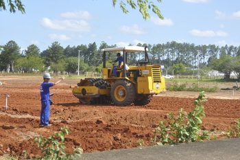 Preparação do terreno que vai receber o prédio com fachada da Casa Branca e a Estátua da Liberdade está andando a todo vapor. Inauguração deve ser em pouco mais de três meses.