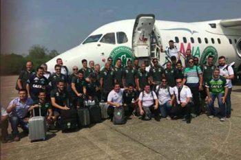 Time da Chapecoense posa diante do avião da LaMia com o escudo do time antes do último voo | Foto REPRODUÇÃO GLOBONEWS | G1