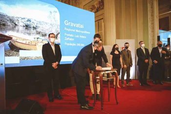 Zaffa e Leite assinaram aditivo no Piratini | Foto DOUGLAS ROSA | PGM