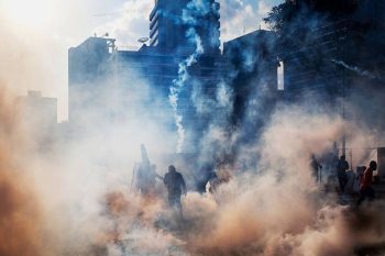 Foto de Natalie Keyssar, de confronto entre a Guarda Nacional e manifestantes em um bairro rico de Caracas, ilustra a narrativa