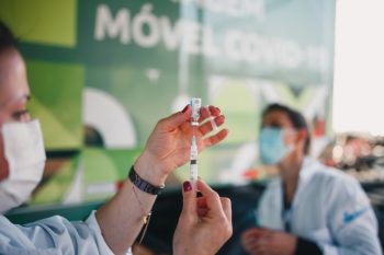 No sábado, menos da metade do público apto à segunda dose da AstraZeneca compareceu para completar o esquema vacinal. Foto: Divulgação EComPMC