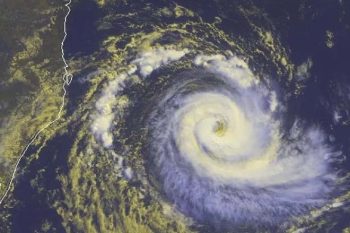 Furacão Catarina se aproximando da costa do Sul do Brasil em imagem do satélite GOES das 10h39 da manhã de 26 de março de 2004 | NOAA | METSUL Arquivo