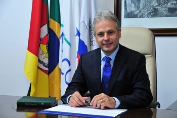Prefeito Marco Alba, em sua mesa de trabalho no gabinete da Prefeitura