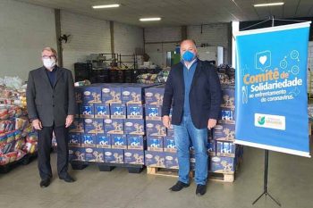 Secretário Luis Stumpf e vice-prefeito Dr. Levi entregaram 2.040 litros de leite no Banco de Alimentos