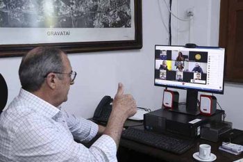 Prefeito ouve jingle produzido a partir de sugestão de juíza de Gravataí