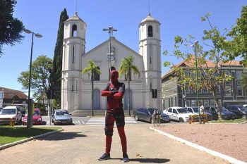 Personagem interpretado por um universitário como ganha-pão também realiza ações sociais em favor de famílias mais pobres de Gravataí