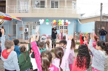 A escola atende seis turmas, totalizando aproximadamente 90 alunos
