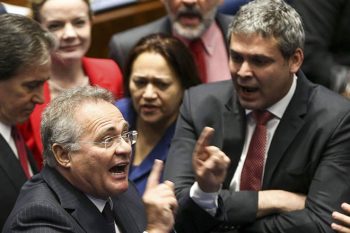 Renan discursando cercado pelos petistas Lindbergh, Fátima e Gleisi