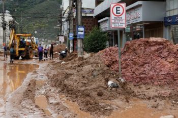 Ação da Frente Nacional dos Prefeitos vai arrecadar donativos e estimular a cooperação entre as cidades brasileiras e o município de Petrópolis, na Serra do Rio, atingido por chuvas intensas há 10 dias. Foto: Agência Brasil