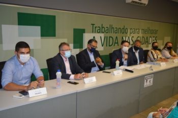 Jairo Jorge passou do encontro com prefeitos da Região Metropolitana com secretário de Educação do Estado, Faisal Karam. Foto: Divulgação/Granpal