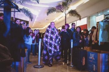 José Rosa, presidente do Sindilojas, desfilou enrolado em um cobertor