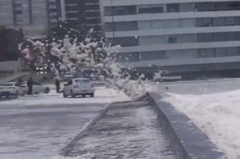 Imagem de mar muito agitado com grandes ondas e vento acima de 80 km/h em Punta del Este