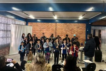 Orquestra possui aproximadamente 200 componentes, divididos entre aula de flauta doce, percussão e metais
