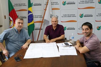 Superintendente do Departamento Autônomo de Estradas de Rodagem (Daer), engenheiro Ernesto Eichler, esteve com o prefeito Marco Alba e o secretário Alison Silva tratando de projetos do interesse de Gravataí.