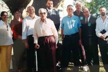 Padre Fialho, de bengala, homenageado em 98 como Amigo da Natureza: Lisete Pereira (falecida), Beatriz Torres, Paulo Muller, Fialho, atrás o prefeito da época Daniel Bordignon, Edegar Alves, Gilmar Gomes (falecido), Juarez Vargas (falecido) e Cláudio Wurlitzer