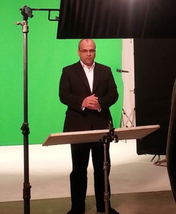 Jones, na campanha para deputado, se preparando para gravar programa de TV