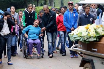 Enterro de Ítalo, morto pela PM aos 10 anos, em foto de P. KIRILOS, que ilustra a matéria