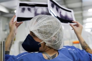 Casos de contágio aumentaram no mesmo ritmo que cuidados essenciais como uso de máscara e distanciamento caíram em flagrante desuso. Foto: Agência Brasil