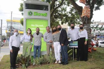 Equipamento com relógio e termômetro digital doado pelo Sicredi foi instalado na Praça da Bíblia