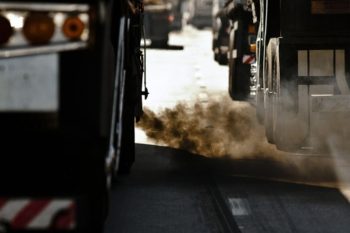 Veículos pesados e o trânsito da BR-116 prejudicam o ar sobre Canoas, mas a REFAP é a grande responsável pelo pico de poluentes registrado pela Fepam ao longo de 2021. Foto: Agência Brasil