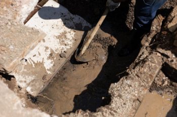 Desde os temporais da semana passada, Prefeitura tem intensificado limpeza dos bueiros onde houve mais acúmulo de água da chuva. Foto: Gustavo Garbino/ECom PMC