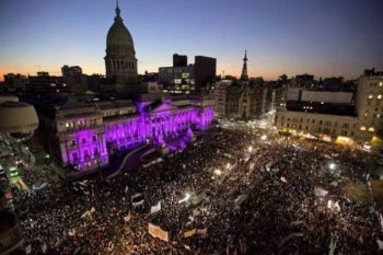 Milhares de mulheres pararam em protesto contra feminicídio em Buenos Aires no Ni Una A Menos