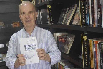 O professor e escritor Moacir Costa de Araújo Lima está lançando seu mais recente trabalho literário, na Feira do Livro de Porto Alegre, neste sábado à tarde.