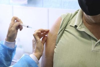 Vacinação deve acontecer com um intervalo mínimo de quatro meses a partir do primeiro reforço (terceira dose)