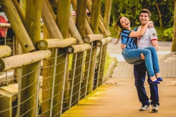 Fred Pinho, brincando com a esposa, não tinha nem tirado a CNH quando foi eleito