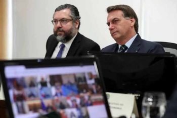 Ernesto Araujo ao lado de Bolsonaro em reunião por vídeo dos líderes do G20, em 26 de março