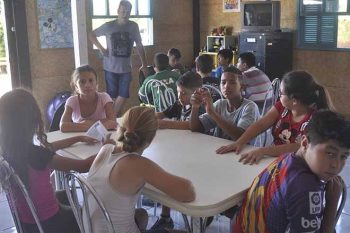 Entidade recebe crianças de cinco escolas que ficam no entorno do bairro Rincão da Madalena no turno inverso ao da escola para participação em oficinas