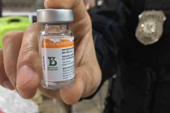 Apreensão na casa de um suspeito de um frasco da vacina Coronavac parcialmente consumida