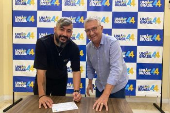 Ex-jogador gremista e o presidente do União Brasil no ato da filiação nesta quarta-feira, 23, em Porto Alegre. Foto: Divulgação/UB