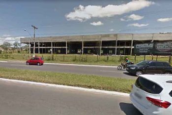 Esqueleto de pavilhão no começo da avenida Ely Corrêa seria transformado em mini-shopping para mercado lojista e, atrás, erguidas torres de apartamentos