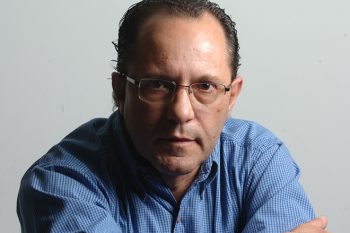 Moisés Mendes se apresenta assim em seu blog: é jornalista desde os 17 anos. Em 1970, começou como repórter (e depois foi editor) da Gazeta de Alegrete, jornal criado em 1882 por Luís de Freitas Vale, o Barão do Ibirocay, com a missão de combater a escravid?