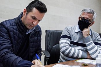 Marlon Casagrande (à esquerda) foi à Câmara de Vereadores na quinta, 20, junto com o diretor financeiro da Sogal, Valmor Ávila. Foto: Divulgação/CMC