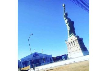 Estátua da Liberdade na frente da primeira loja da Havan na Região Metropolitana já virou atração turística para quem passa pela RS-040 de Viamão. FOTO | Fábio Salvador - Facebook