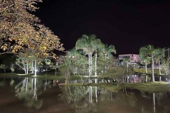Local já recebeu banheiros, fraldário, academia ao ar livre, chimarródromo, realocação do paradão com recuo para os ônibus e, agora, a iluminação junto ao paisagismo das ilhas