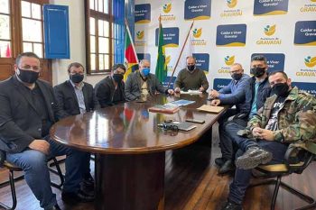 Prefeito e alguns vereadores da base de governo fizeram anúncio nesta quarta