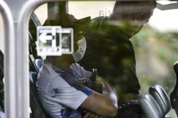Passageiro do transporte público usando máscara | Foto MARCELO CASAL JR. | Agência Brasil