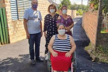 Marlene Zaffalon visitou obra de asfaltamento no beco João Rosa Pinto onde mora a Clarissa