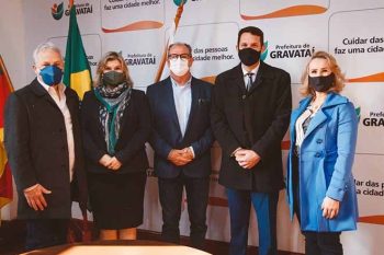Ex-prefeito Marco Alba, procuradora-geral e ex-IPG Janaína Balkey, Zaffa, Rafael e deputada estadual Patrícia