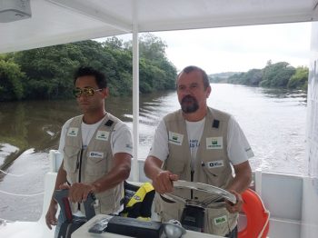 Sérgio Cardoso brinca de pilotar o catamarã ao lado do comandante Rafael