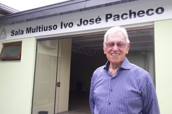 Ivo José Pacheco, presidente da Asapeg, na frente da sala que leva seu nome na sede da associação