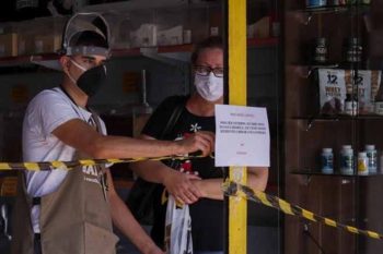 Entre argumentos para flexibilizar a abertura do comércio Entre os argumentos apresentados estão a preparação no enfrentamento à pandemia e a baixa ocupação dos leitos no HC