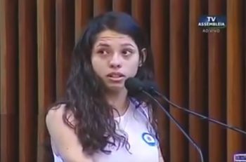 A estudante Ana Julia, 16 anos, ao discursar na Assembleia Legislativa do Paraná